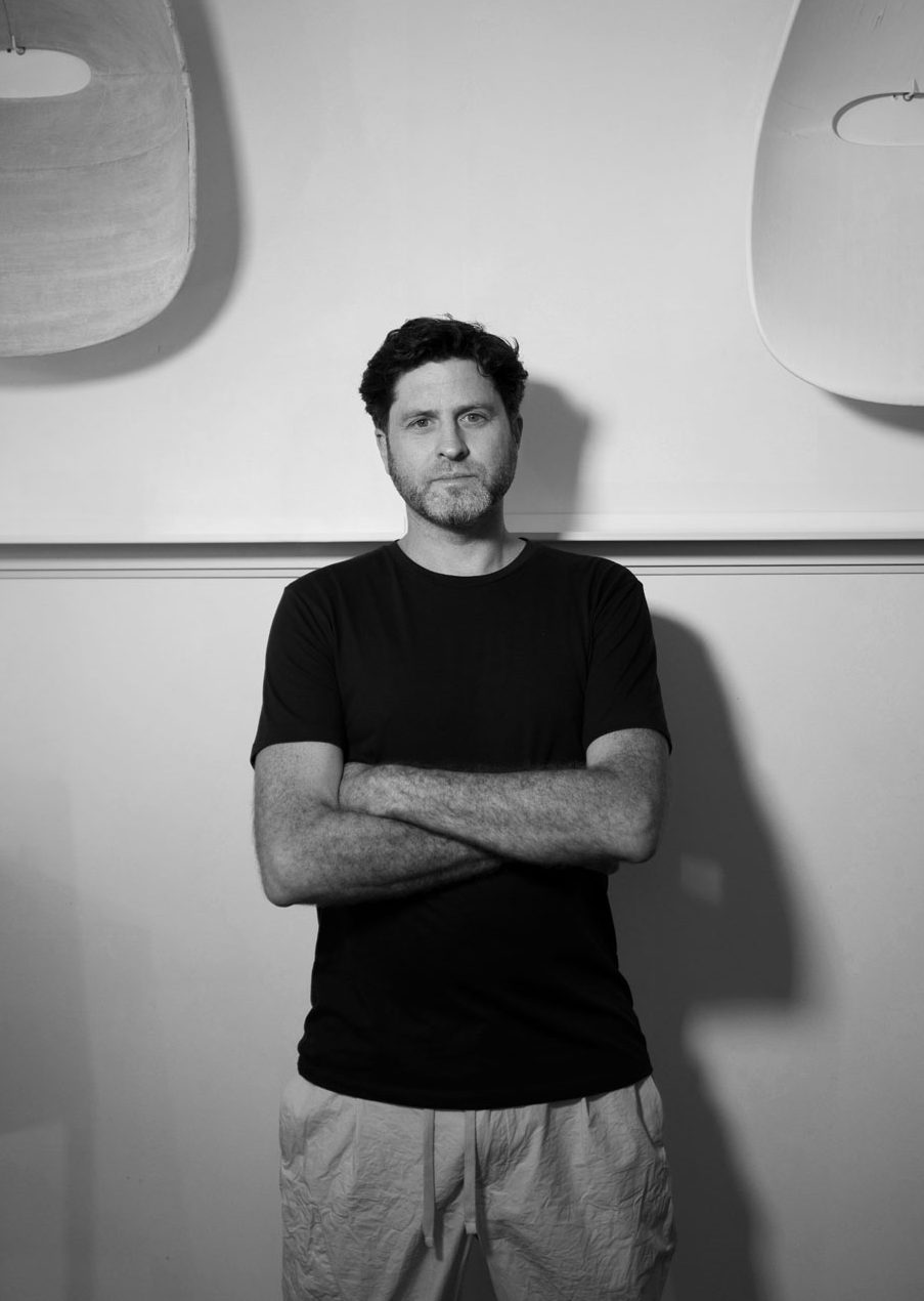 Magnus-Long-portrait-in-studio-with-models-portrait-2023—photo-Mark-Whitfield